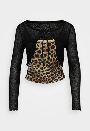 Sort langærmet crop top med et tekstureret, mere gennemskinneligt stof og et leopardmønstret frontpanel. Har en justerbar snøre ved halsen.
