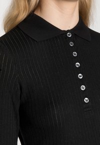 Monki Stickad tröja - black