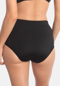 Hochgeschnittene schwarze Bikinihosen aus glattem Stoff, mit sauberen Nähten und einem klassischen Design ohne Verzierungen.