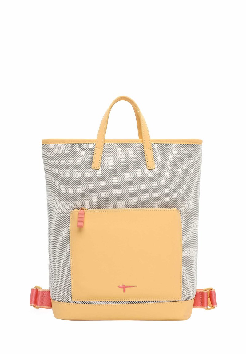 Bolso de malla gris con acentos de cuero amarillo y un bolsillo con cremallera rosa. Cuenta con dos asas superiores y una correa desmontable.