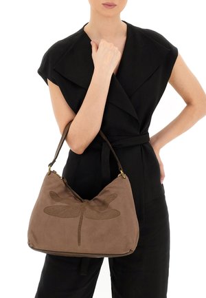 Borsa a mano in suede marrone con un design in rilievo di una libellula, dotata di una robusta tracolla marrone e una forma morbida da hobo.