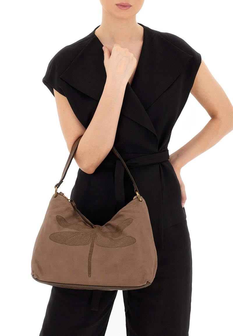 Borsa a mano in suede marrone con un design in rilievo di una libellula, dotata di una robusta tracolla marrone e una forma morbida da hobo.