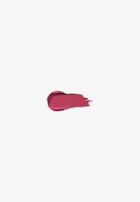 Tache de rouge à lèvres mat rose profond, étalée horizontalement sur un fond blanc avec des bords texturés sur le côté gauche.