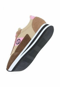 Beige sneaker featuring a mesh upper, suede accents in brown, pink branding detail, and a black rubber sole with white stripes.
