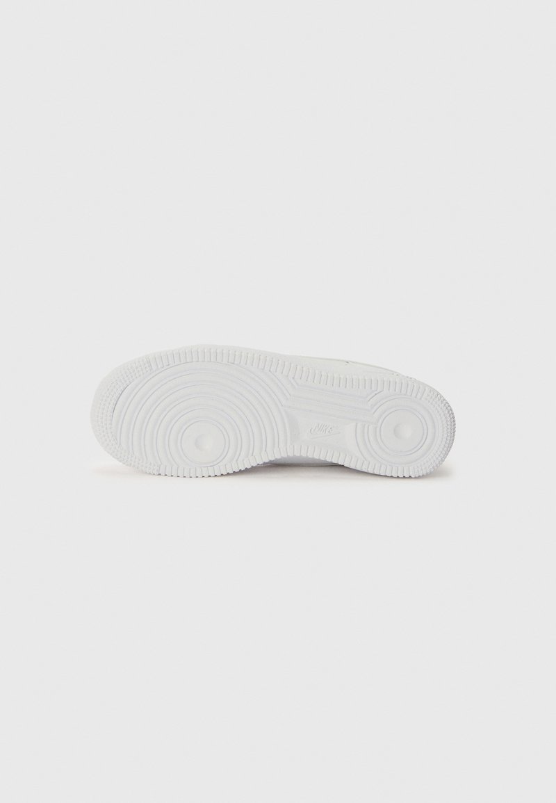 Biała podeszwa sneakersów z okrągłymi i teksturowanymi wzorami, z detalem logo na środku. Wykonana z gumowego materiału, płaski design.