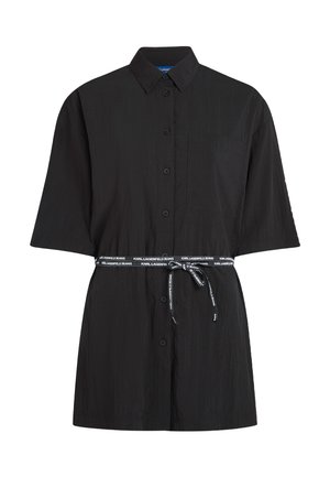 Μαύρο φόρεμα με κοντά μανίκια και κουμπιά, με τσεπάκι στο στήθος και μαύρη-άσπρη ζώνη με λογότυπο δεμένη στη μέση.