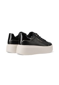 Un paio di sneakers platform nere con dettagli lucidi nel tallone e suole bianche spesse, dotate di marchio "Queen Helena" sul lato.