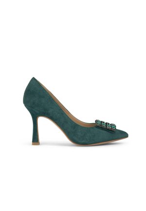 Zapato de tacón alto de ante en color azul verdoso, con punta afilada y adornos decorativos en el empeine, que cuenta con un tacón de 3 pulgadas y un interior suave.
