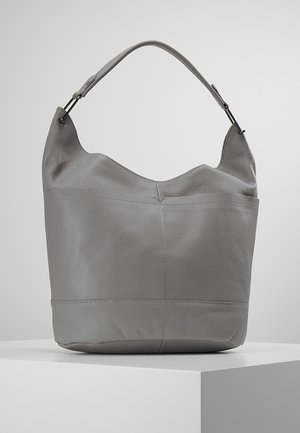 Harmaa nahkainen hobo-laukku, jossa on löysä muotoilu, yksittäinen olkahihna ja hillityt tikkaus yksityiskohdat laukussa.