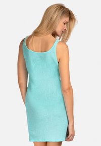Dopasowana turkusowa sukienka na ramiączkach o teksturowanej powierzchni, z szerokimi ramiączkami i okrągłym dekoltem na plecach, sięgająca powyżej kolan.