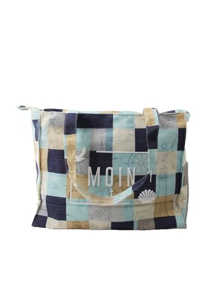 Sac fourre-tout en toile avec un motif à carreaux bleu, beige et noir, des imprimés nautiques, et le mot "MOIN" sur la poche avant.