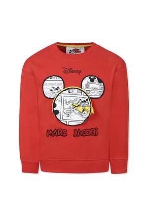 Sweatshirt rouge avec des motifs brodés de Mickey Mouse en écussons ronds, col rond et poignets côtelés. Texte "Marc Jacobs" inclus.