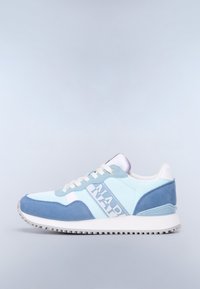 Jasnoniebieski i biały trampki z białymi sznurowadłami, zamszowym noskiem i piętą oraz brandingowaną boczną panelem na jasnoszarym tle.