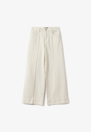 Pantalones de pierna ancha de color crema, confeccionados en algodón, con dos pliegues delanteros, trabillas para cinturón y bolsillos, con dobladillo recto y costuras limpias.