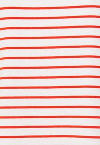 Punavalkoraidallinen kangas, jossa vaakasuorat viivat. Materiaali vaikuttaa kevyeltä ja sileäpintaiselta, raidat ovat tasaisesti sijoiteltu.