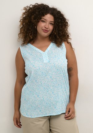 Haut sans manches bleu clair avec un décolleté en V, orné d'un motif floral blanc et d'un subtil détail de bouton au niveau du col. Texture de tissu lisse.