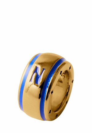 Anillo de color dorado con rayas de esmalte azul, que presenta una prominente letra "N" en la superficie. Acabado liso y pulido con bordes redondeados.