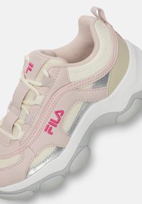 Sneaker sportivo rosa e crema con dettagli argento. Presenta pannelli in rete, punta arrotondata e suola in gomma con grip testurizzato.