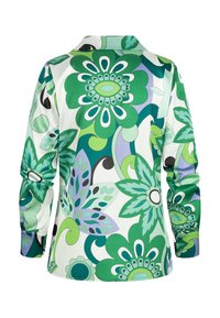 Košile s dlouhým rukávem z měkké látky s výrazným zeleným květinovým vzorem, s límečkem a zapínáním na knoflíky na manžetách, převážně bílým pozadím.