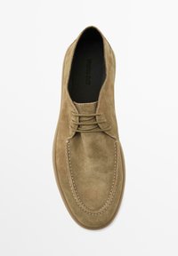 Suedes snøresko i lys brun, med rund tå, syede detaljer og en glat gummisål for ekstra greb.