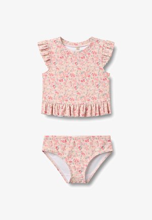 Ensemble de bain floral comprenant un haut sans manches avec des manches ballon à volants et un bas assorti ; tissu rose clair avec des motifs floraux colorés.