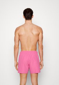 Lacoste Badeshorts - reseda pink/green