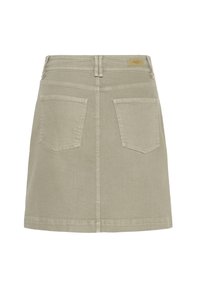 Jupe en denim khaki à coupe droite, dotée de deux poches arrière et d'une étiquette logo sur la ceinture. Texture lisse, design de longueur intermédiaire.