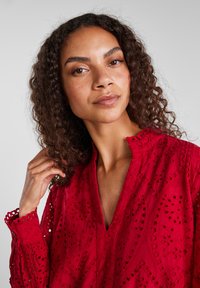 YAS YASHOLI - Dnevna haljina - jester red