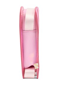 Portafoglio rosa con finitura lucida, bordi testurizzati e una tracolla in raso. Presenta un accento a strisce dorate nell'angolo inferiore.