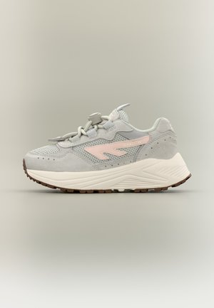 Lys grå og rosa treningssko med mesh- og semsket overdel, tykk hvit såle og hurtiglås på en nøytral bakgrunn.