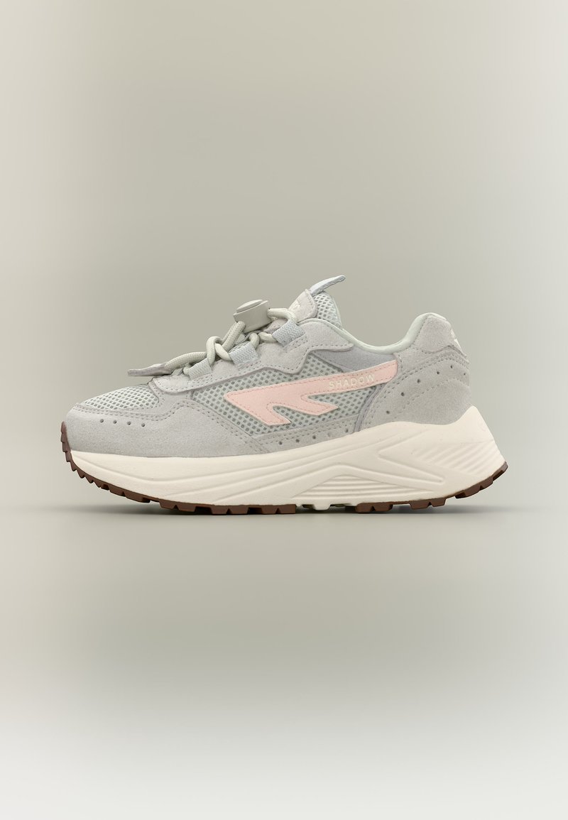 Világosszürke és rózsaszín sportcipő hálós és velúr felsőrésszel, vastag fehér talppal, gyorsfűzővel, semleges háttéren.