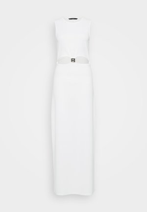 Hvit ermeløs maxikjole med en sentral utskjæring prydet med en metallisk beltedetalj. Glatt tekstur, rett silhuett.