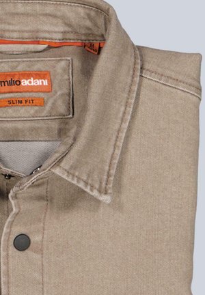 Beige Jeanshemd mit Kragen, ausgestattet mit schwarzen Knöpfen, einem orangefarbenen Markenetikett und einem Slim-Fit-Schild. Ordentlich gefaltet zur Präsentation.