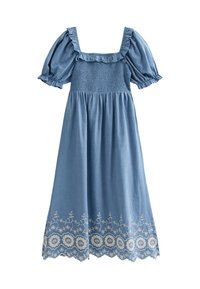 Vestido azul con fruncidos, escote cuadrado y mangas abullonadas. Presenta bordado floral en el dobladillo y una tela liviana y fluida.