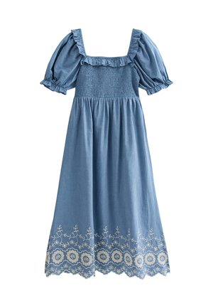 Robe bleue à smocks avec un décolleté carré et des manches bouffantes. Présente une broderie florale sur l'ourlet et un tissu fluide et léger.