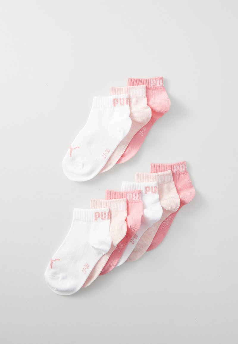 Päť párov kotníkových ponožiek v bielej, svetloružovej a tmavoružovej farbe, s ryhovanou textúrou a logom Puma v zodpovedajúcich farbách.