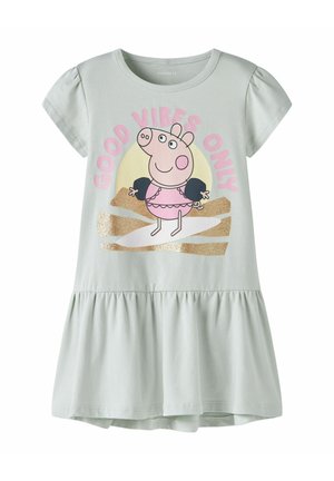 Vestido verde claro de manga corta con Peppa Pig surfeando y llevando manguitos, con el texto "GOOD VIBES ONLY" en rosa arriba.