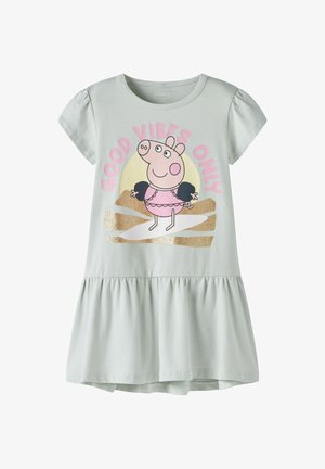 Vestido verde claro de manga corta con Peppa Pig surfeando y llevando manguitos, con el texto "GOOD VIBES ONLY" en rosa arriba.