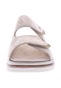 Lichtgrijze suède slide sandalen met verstelbare klittenbandbandjes, gevoerde zolen en witte rubberen buitenzolen.