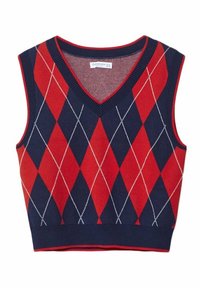 Rood en marineblauw gebreid vest met ruitpatroon, voorzien van een V-hals, mouwloos ontwerp en witte diamanten omlijningen. Getextureerde, aansluitende zoom.