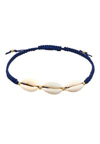 Pulsera de cordón trenzado azul marino que presenta tres acentos de conchas blancas y cuentas doradas, con cierre ajustable.