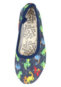 Ballerinas aus dunkelblauem Stoff mit bunten Dinosauriermotiven. Elastischer Einstieg und eine hellfarbige Innensohle mit Logo.