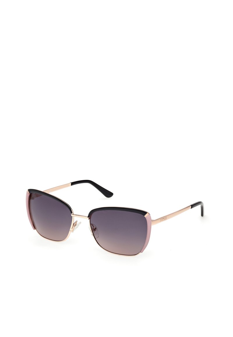Occhiali da sole con una montatura a gradiente rosa-nera, lenti quadrate, dettagli in metallo e punte delle aste nere, caratterizzati da un design elegante e una texture liscia.