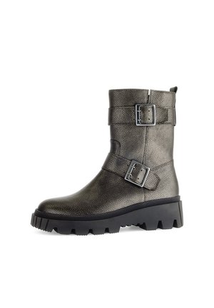 Metallisch grauer Knöchelstiefel mit texturiertem Finish, zwei verstellbaren Schnallen, robuster schwarzer Sohle und mittelhohem Schaft.
