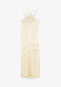 Robe à slip en satin beige clair, ornée d'accents en dentelle et de bretelles spaghetti croisées. Texture lisse avec des détails de rayures courbes.