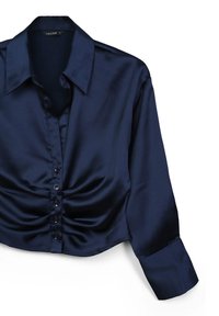 Blusa lunga in satin blu navy con colletto strutturato, chiusura anteriore con bottoni e dettagli arricciati in vita per una vestibilità sartoriale.