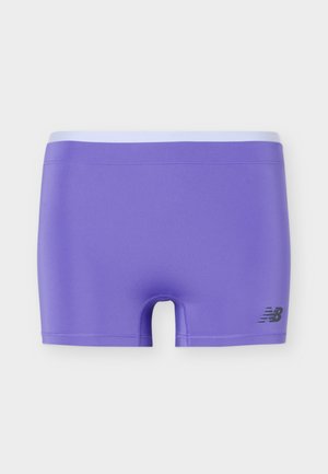 Μωβ αθλητικό σορτς συμπίεσης με μικρό μαύρο λογότυπο New Balance στο κάτω δεξί μέρος, εμφανιζόμενο σε λευκό φόντο.