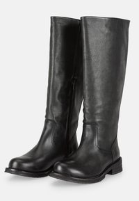 Bottes noires en cuir montant jusqu'au genou avec une finition texturée, fermeture éclair sur le côté, bout arrondi et talon empilé.