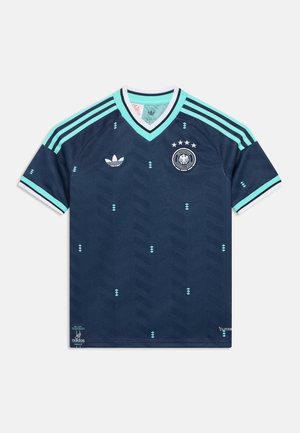 Tamsiai mėlynas futbolo marškinėliai su V formos iškirpte, šviesiai mėlynomis detalėmis ir trimis juostelėmis ant pečių, papuošti chevrono raštu ir komandos logotipu.