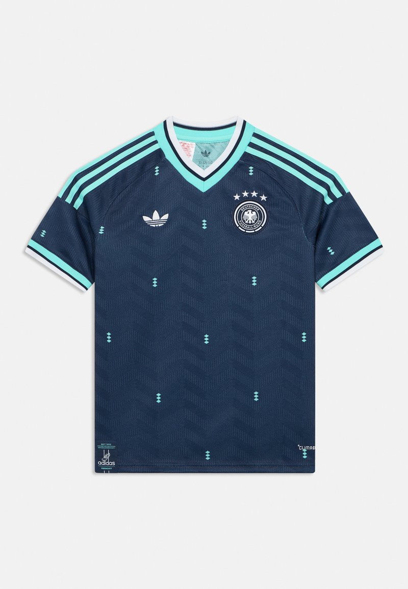 Donkerblauw voetbalshirt met V-hals, lichtblauwe accenten en drie strepen op de schouders, met een chevronpatroon en teamlogo.